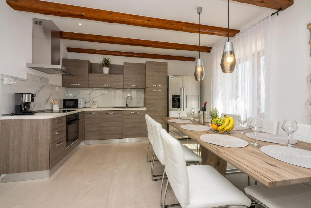 Antani With Heated Pool, Sauna & Jacuzzi Vila *