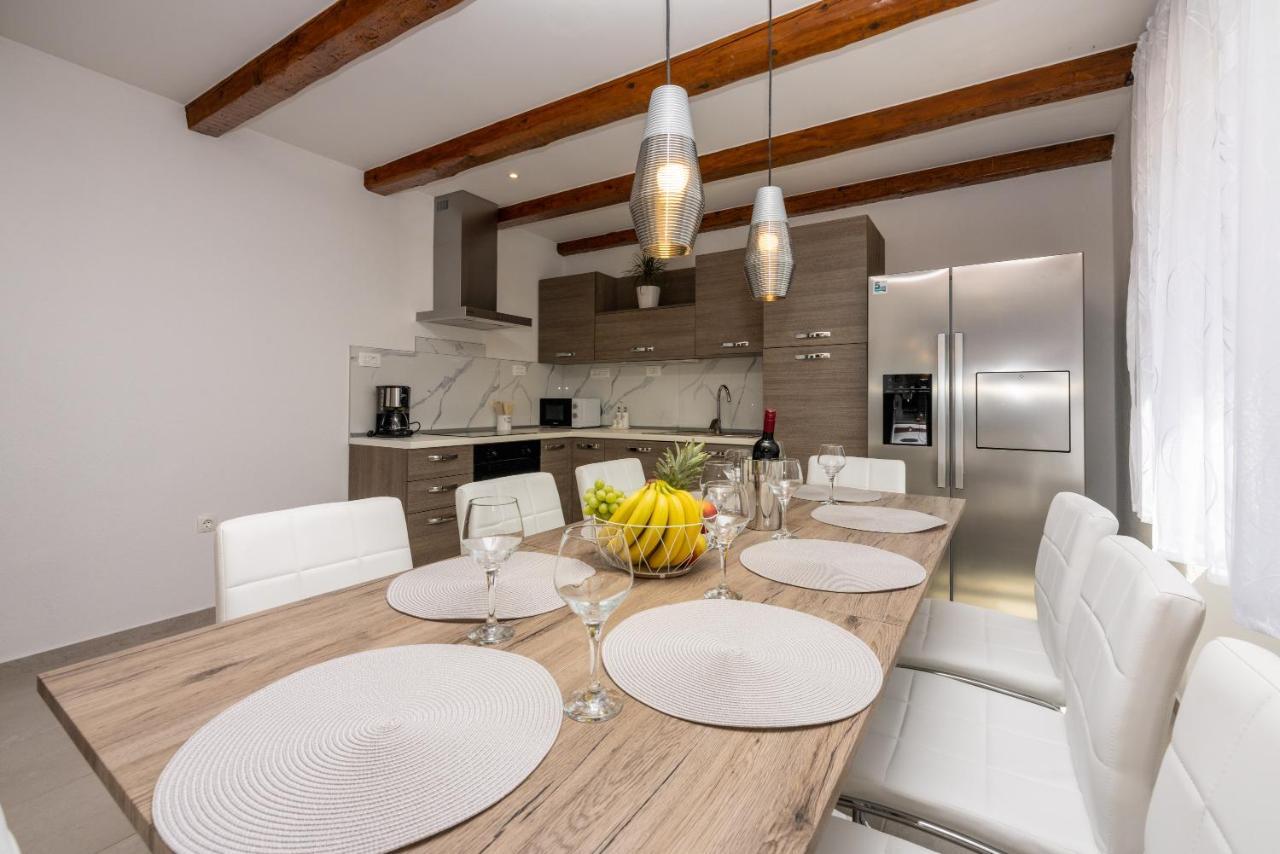 Antani With Heated Pool, Sauna & Jacuzzi Vila *