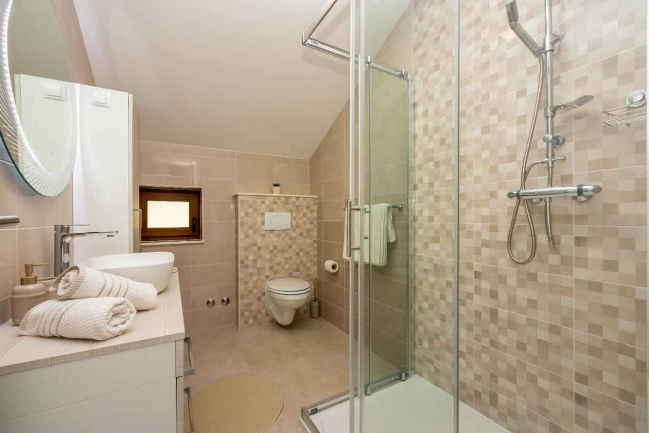 Vila Antani With Heated Pool, Sauna & Jacuzzi